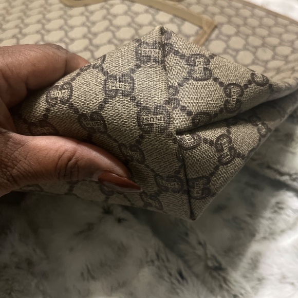 Gucci Plus-Cream Tote Bag with Monogram Pattern and Signature Colors - Picture 8 of 11